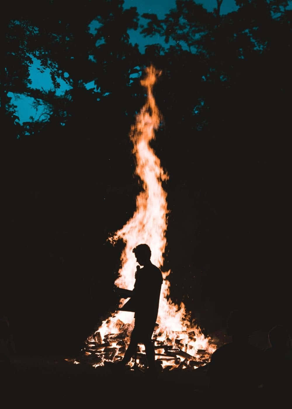 Aesthetic Man Silhouette Against The Campfire Wallpaper