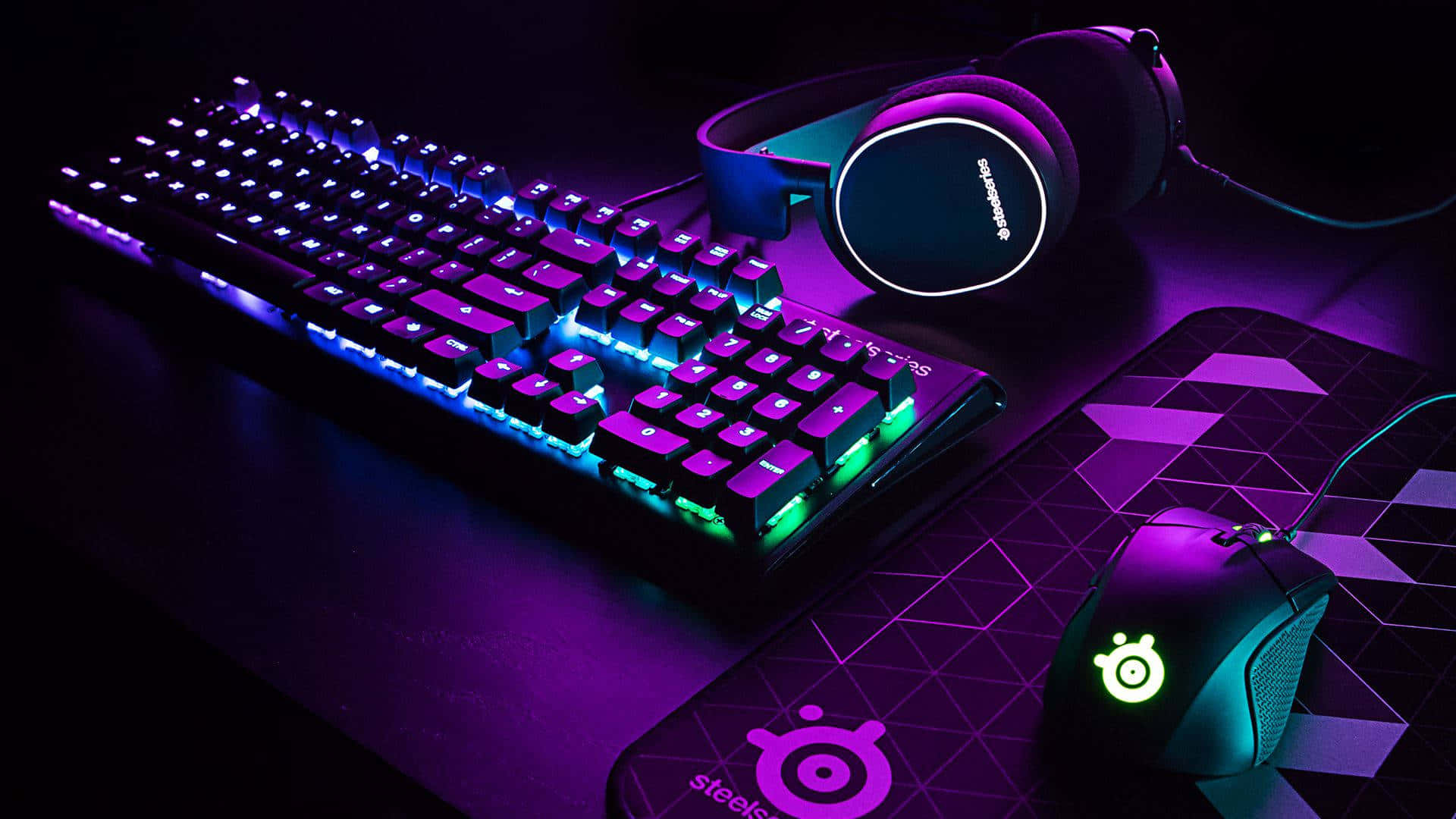 Et computer tastatur og mus med lilla lys Wallpaper