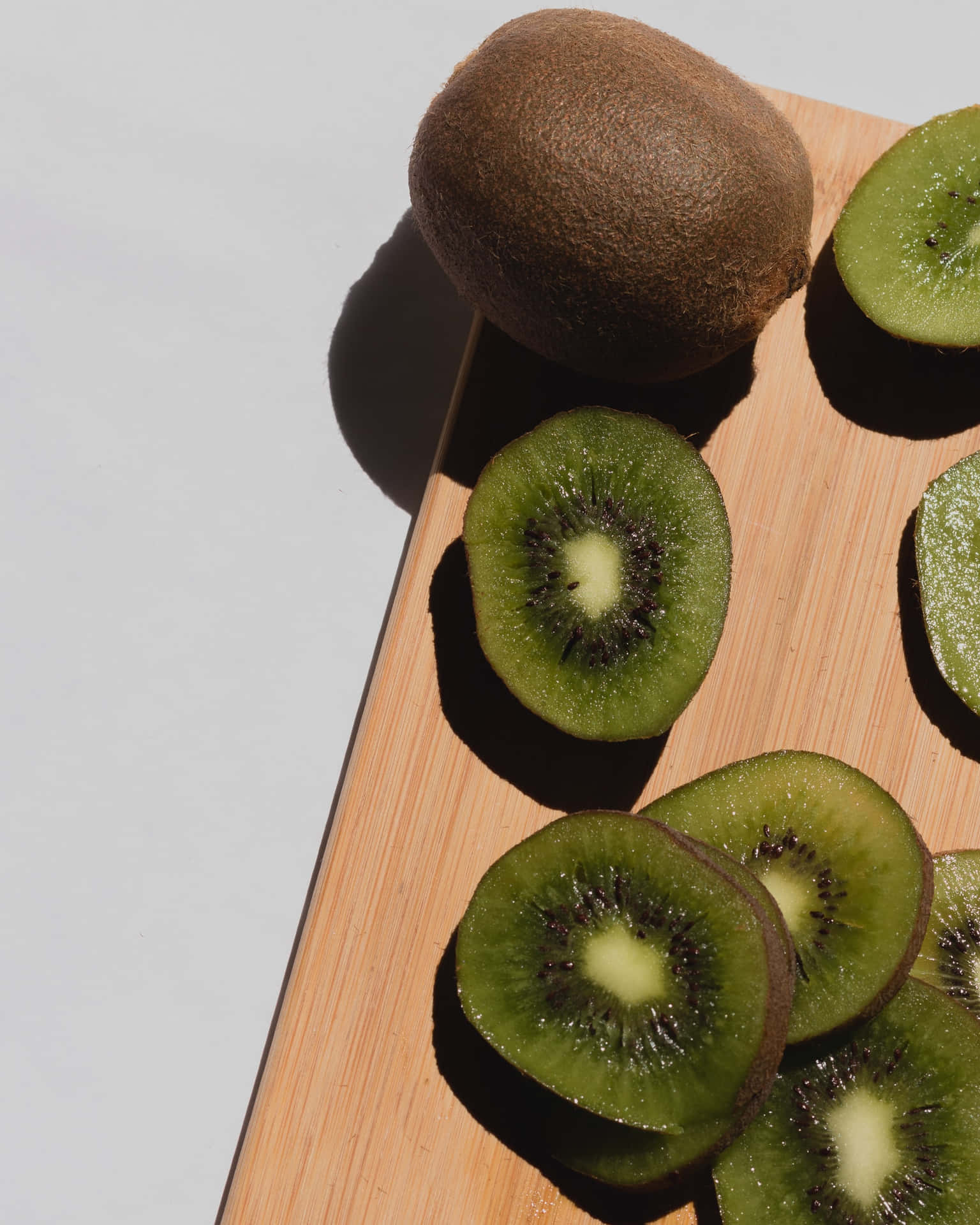 Aesthetic Green Background Kiwi Fruit And Slices Background