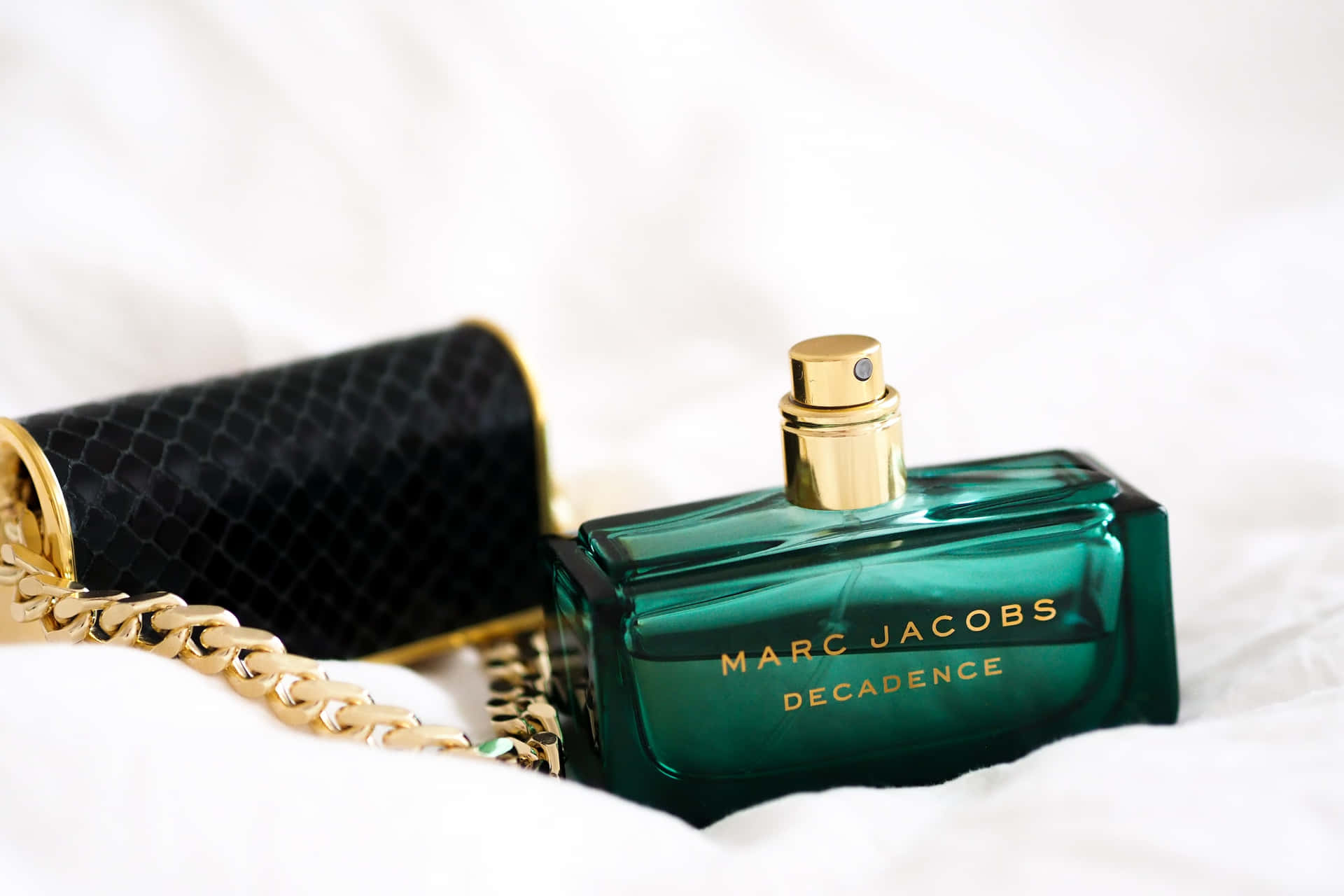 Ästhetischergrüner Hintergrund Marc Jacobs Parfüm