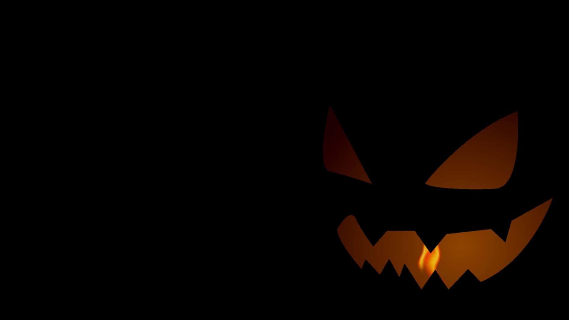 Halloween græskar ansigt i mørket over skovene.