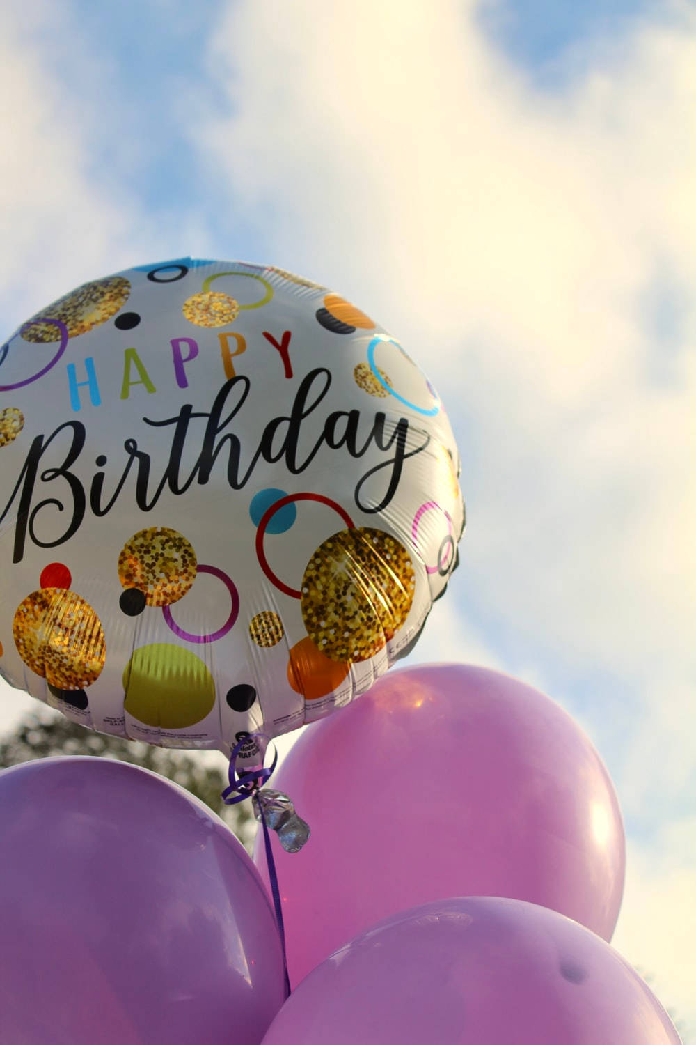 Aesthetic Happy Birthday Foil Balloon Wallpaper