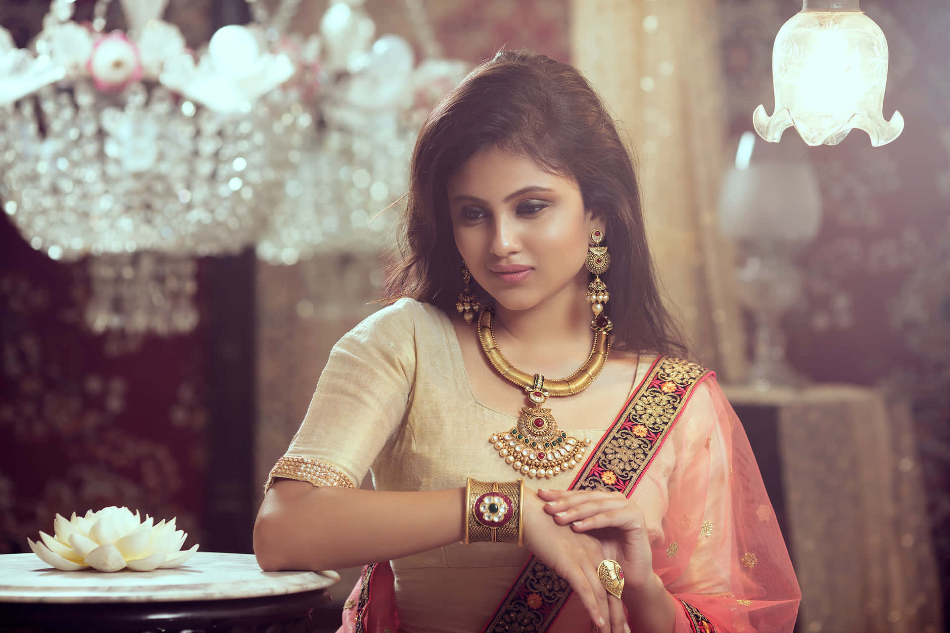 Æstetisk indisk kvinde iført guldsmykker Wallpaper