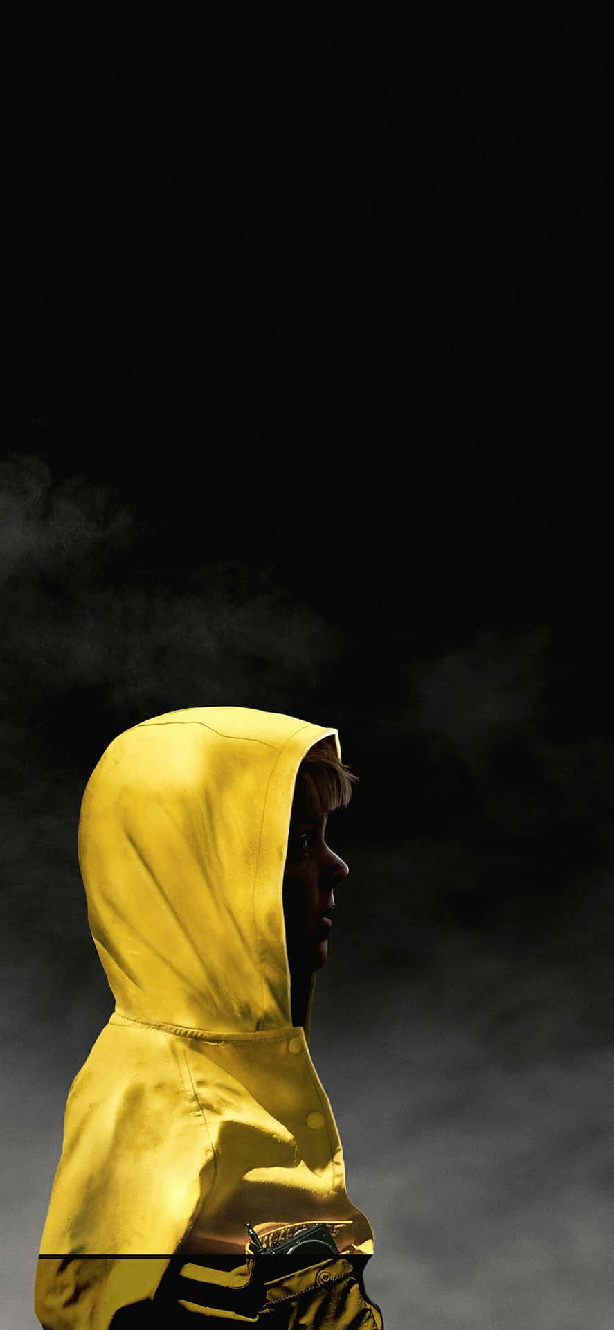 Eineperson In Einem Gelben Kapuzenpulli. Wallpaper