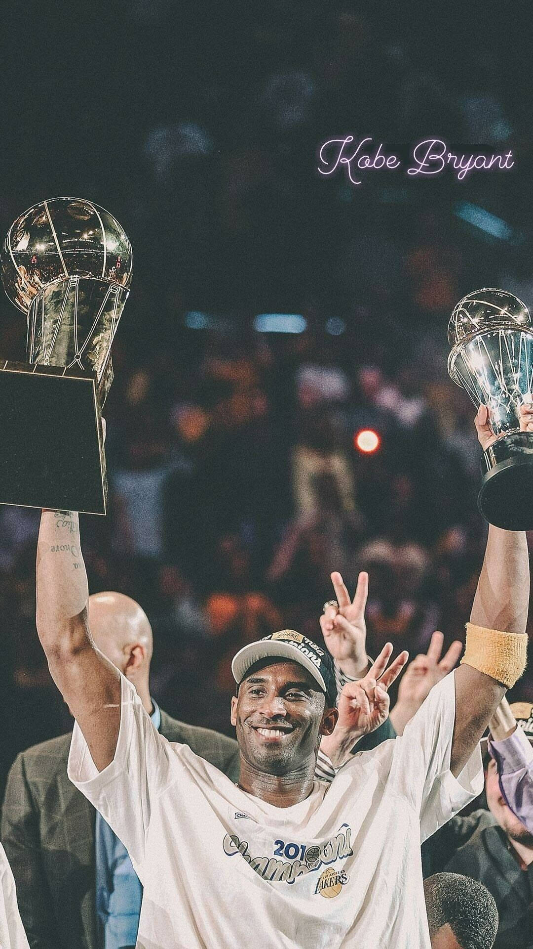 Legendariske basketball superstjerne Kobe Bryant skinner omkring på denne levende baggrund. Wallpaper