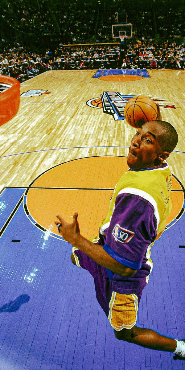 Kobe Bryant på banen inspirerende storhed. Wallpaper