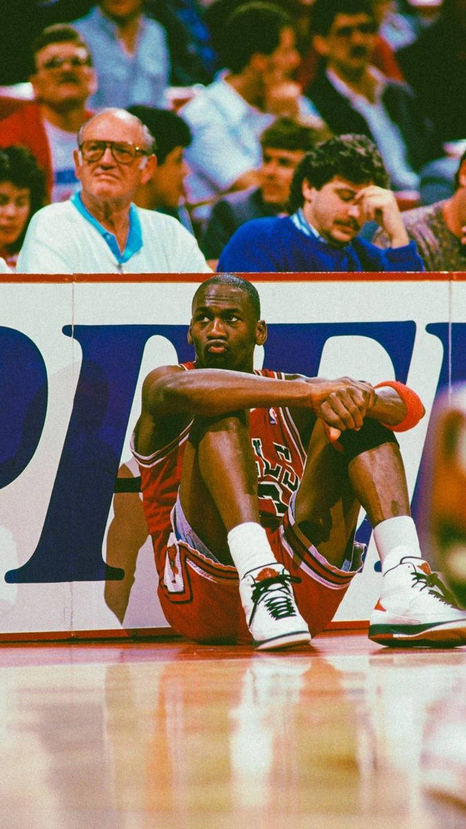 Denne baggrunds billedefremviser et truende billede af Kobe Bryant, der bar hans Lakers trøje, som en hyldest til basketballlegenden. Wallpaper
