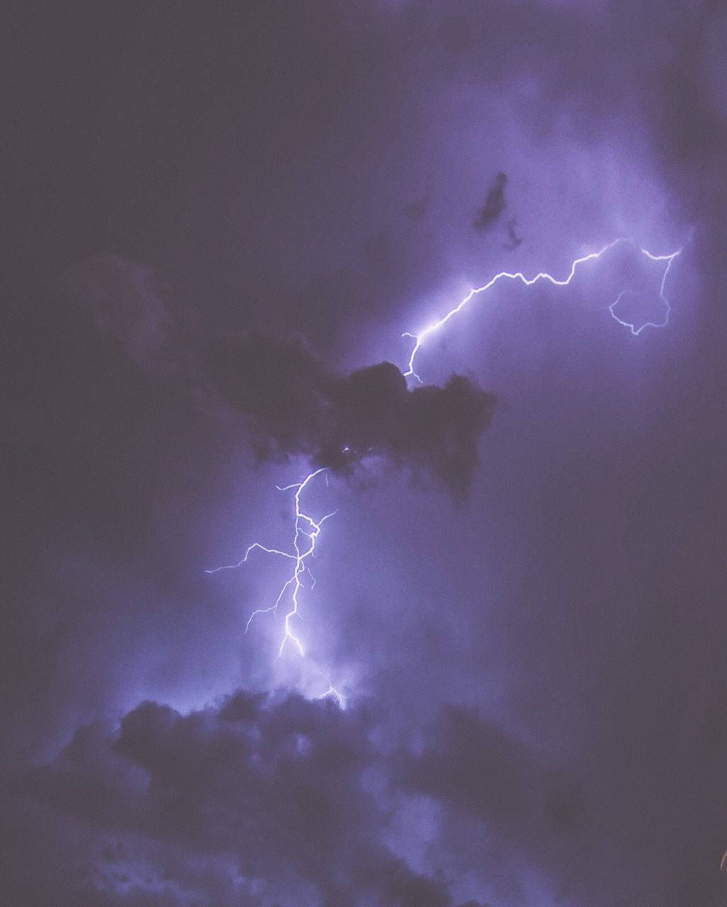 Avisão Impressionante Do Horizonte Cheio De Tempestade Durante Um Blitz De Raio Estético. Papel de Parede