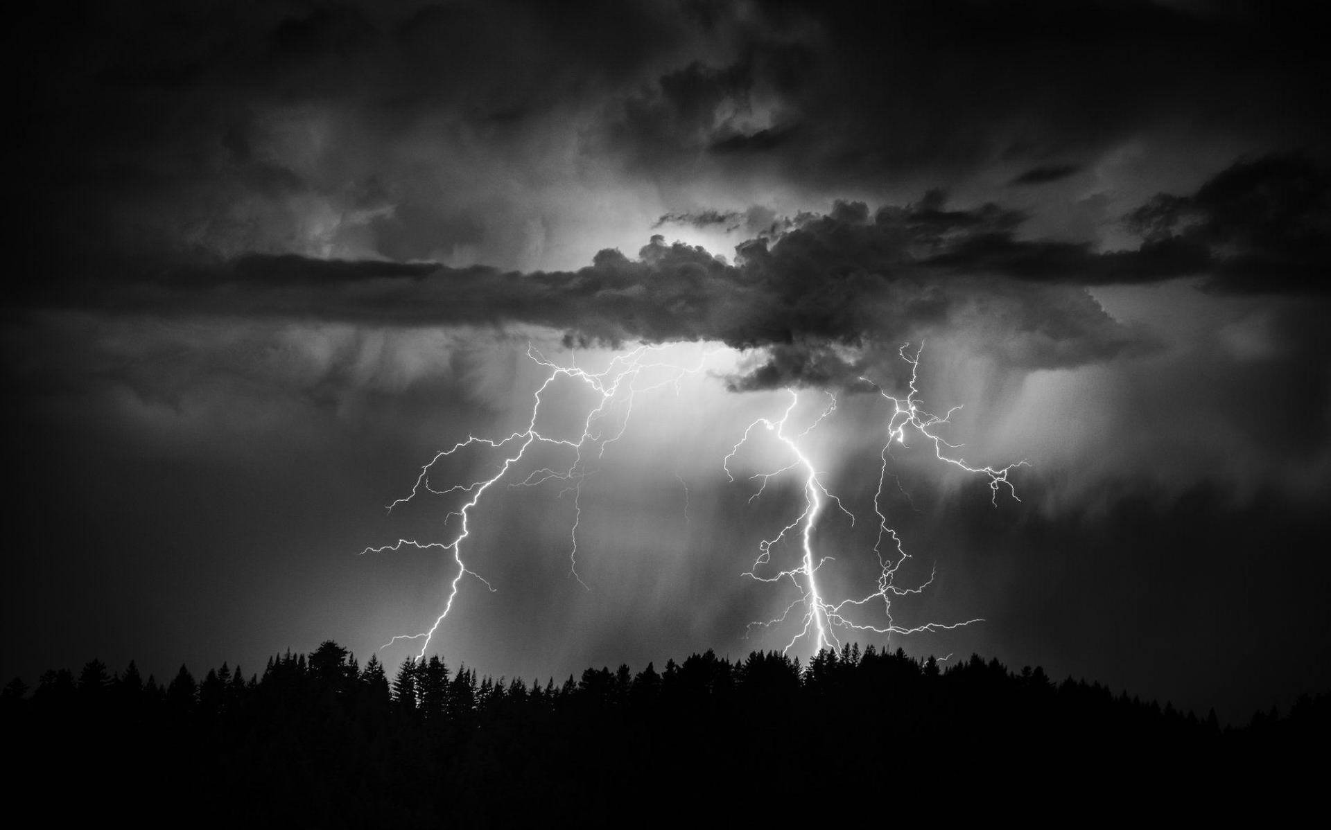 "Awe-inspiring Lightning Over a Stormy Sky" Wallpaper