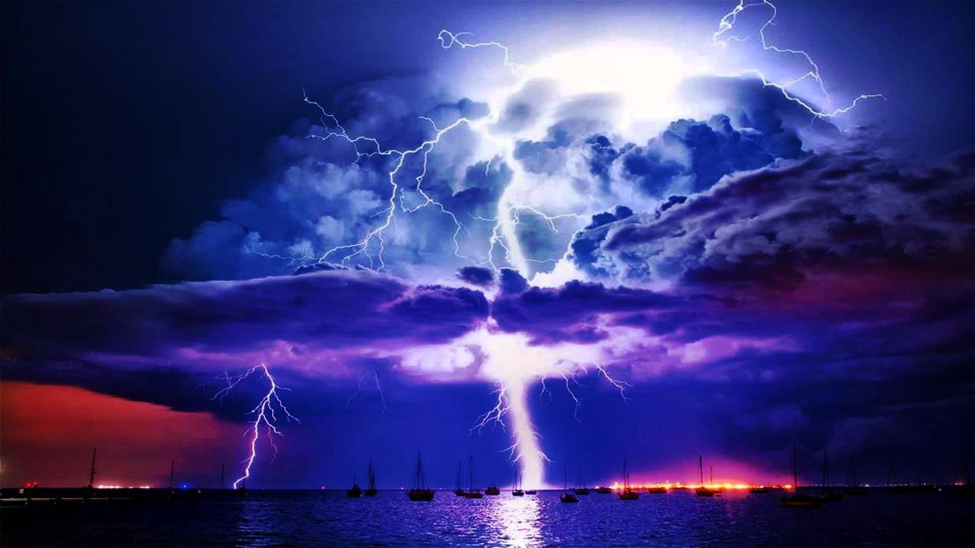 Tempestedi Fulmini Nel Cielo Con Barche E Barche Sfondo