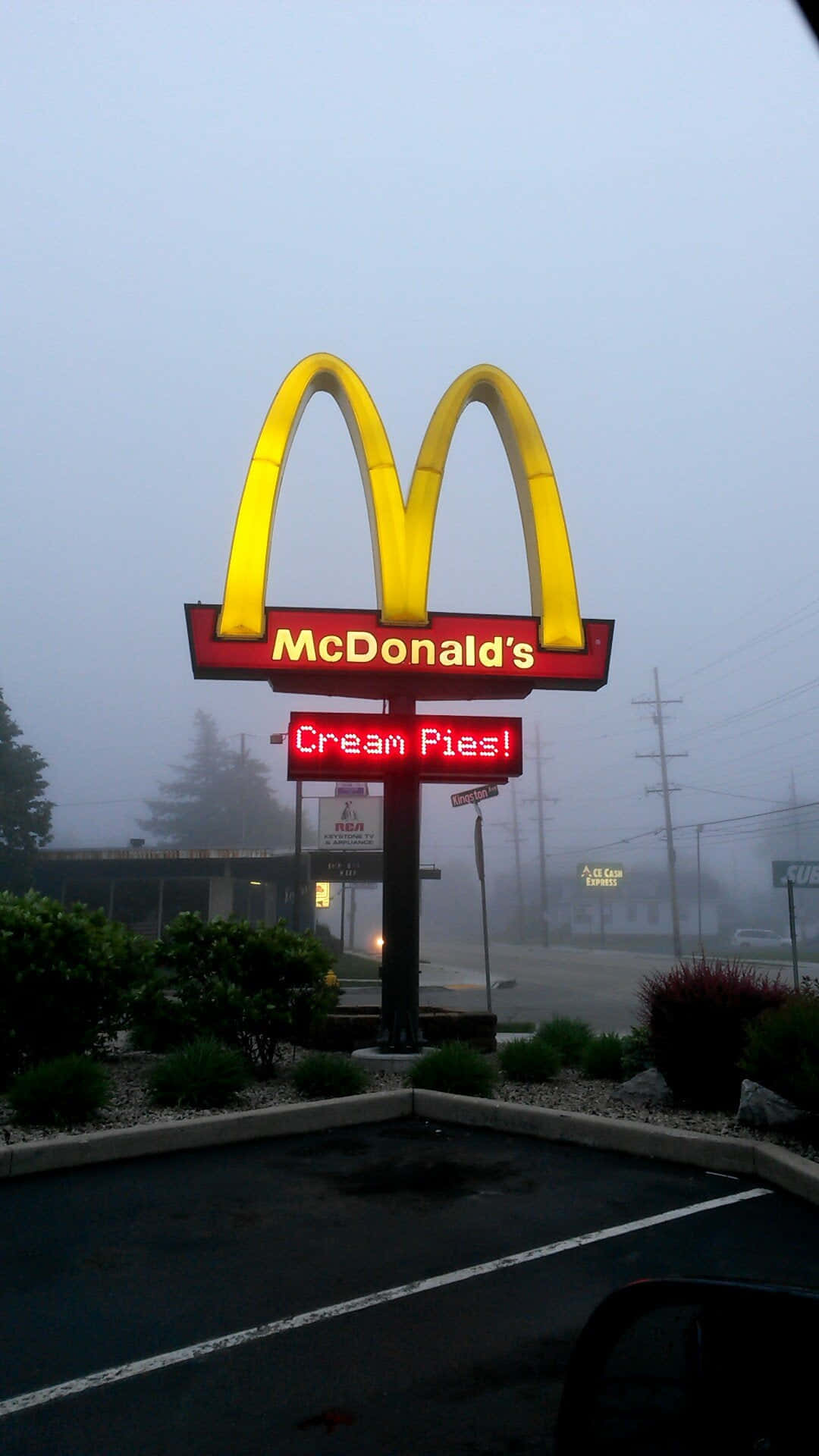 En Mcdonalds skilt i tågen Wallpaper
