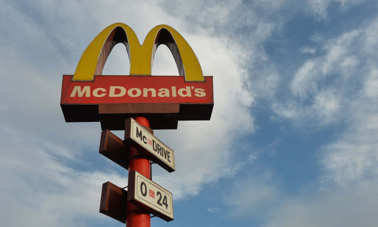 Et McDonalds-skilt vises mod en blå himmel baggrund. Wallpaper