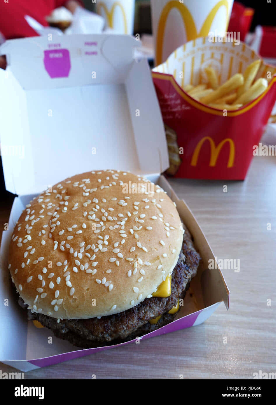 Mcdonald'shamburger Og Pomfritter I En Æske - Lagerbillede Wallpaper