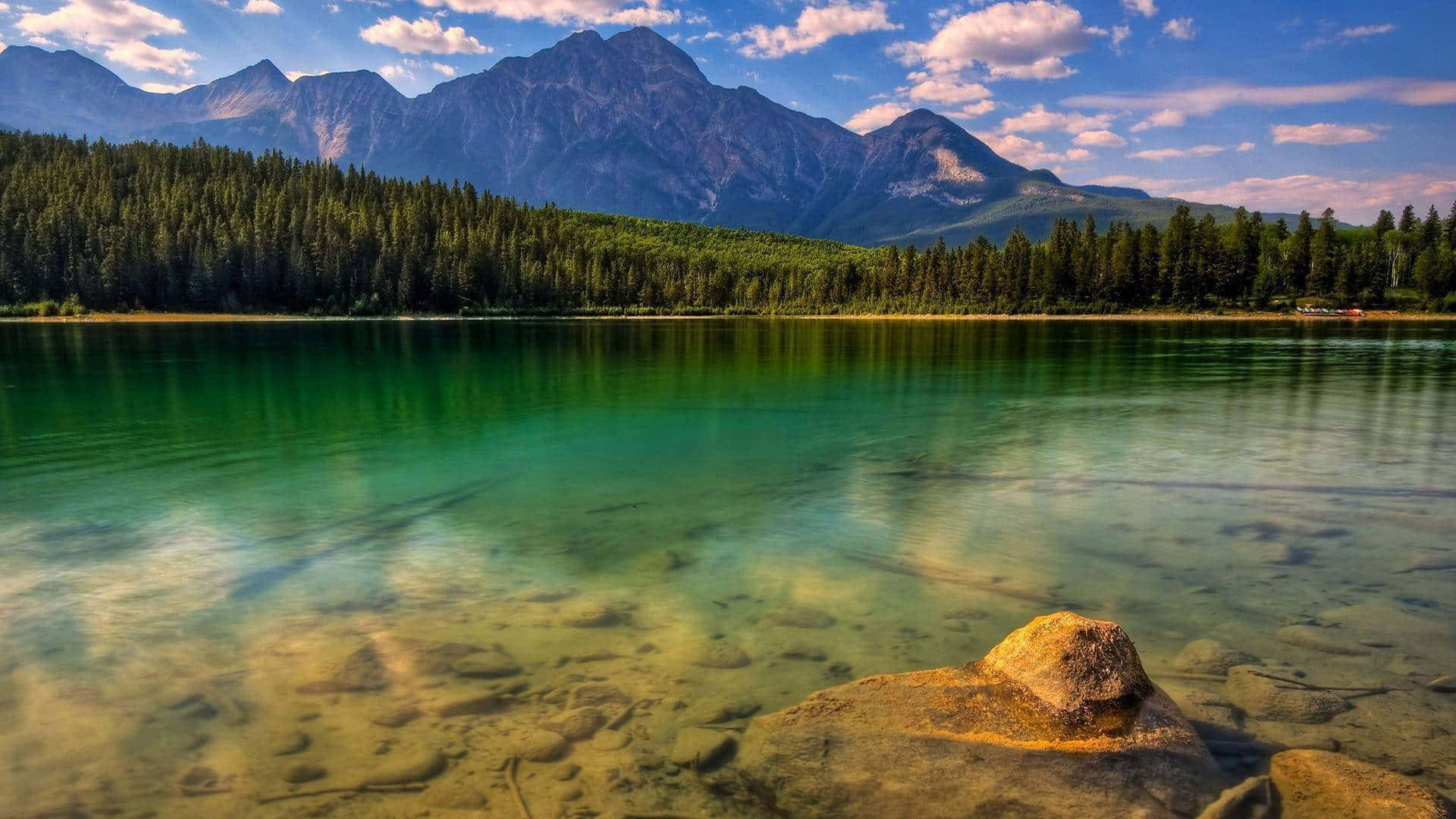 Naturalezaestética Con Un Lago Claro. Fondo de pantalla