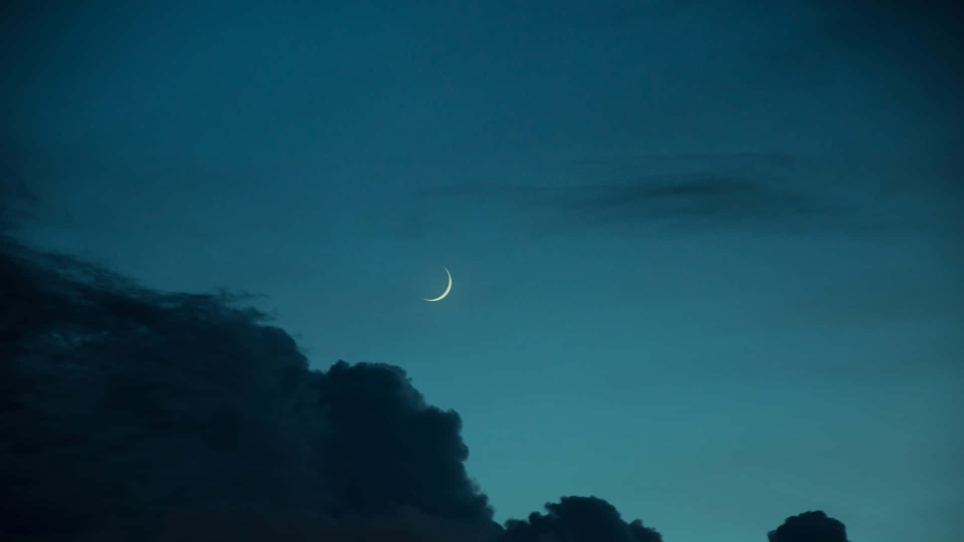 Unavista Impresionante De Un Atardecer Durante Un Cielo Nocturno Estético. Fondo de pantalla