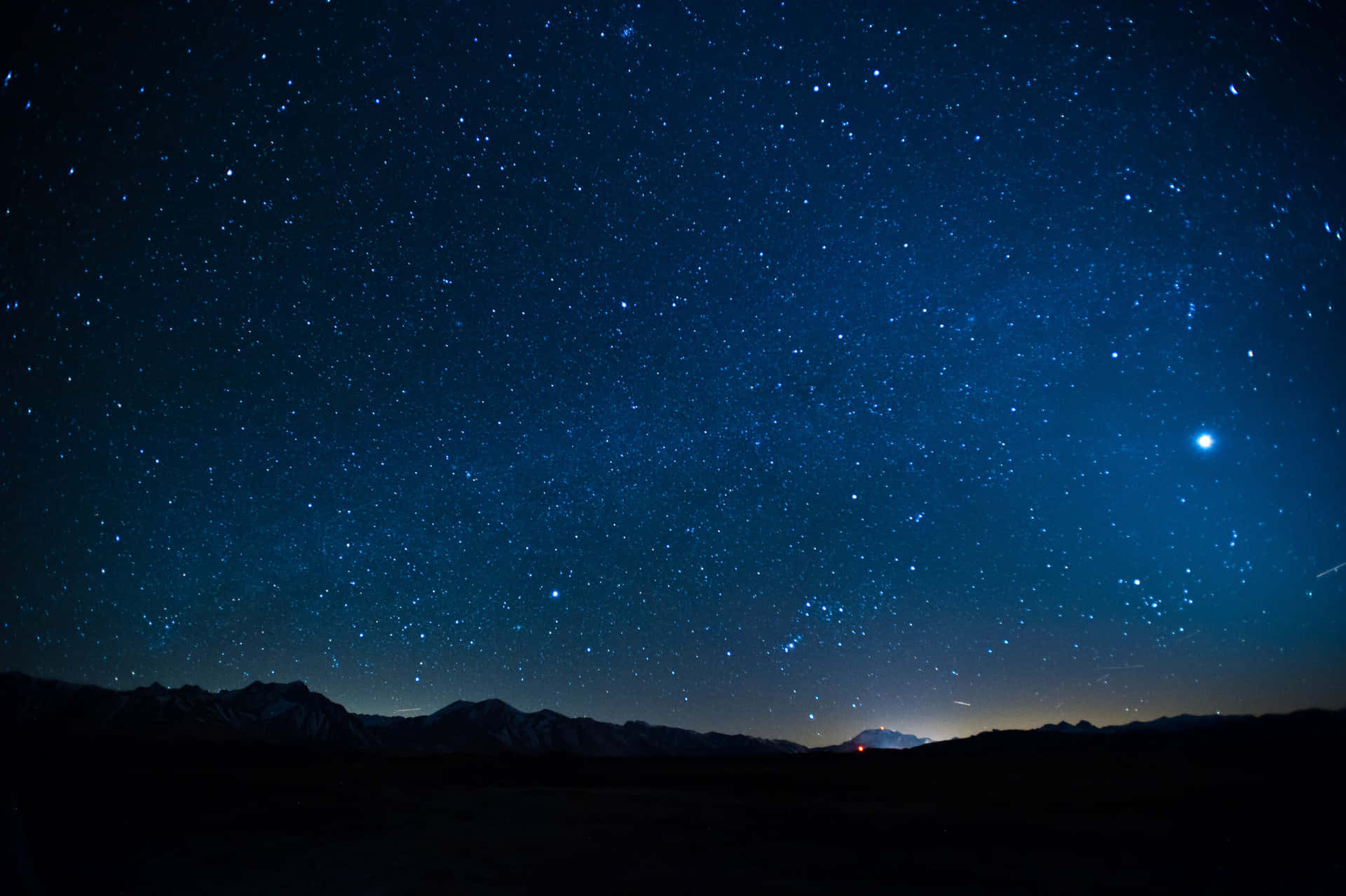 Unasplendida Vista Del Cielo Notturno Che Mette In Mostra L'immensità Dell'universo