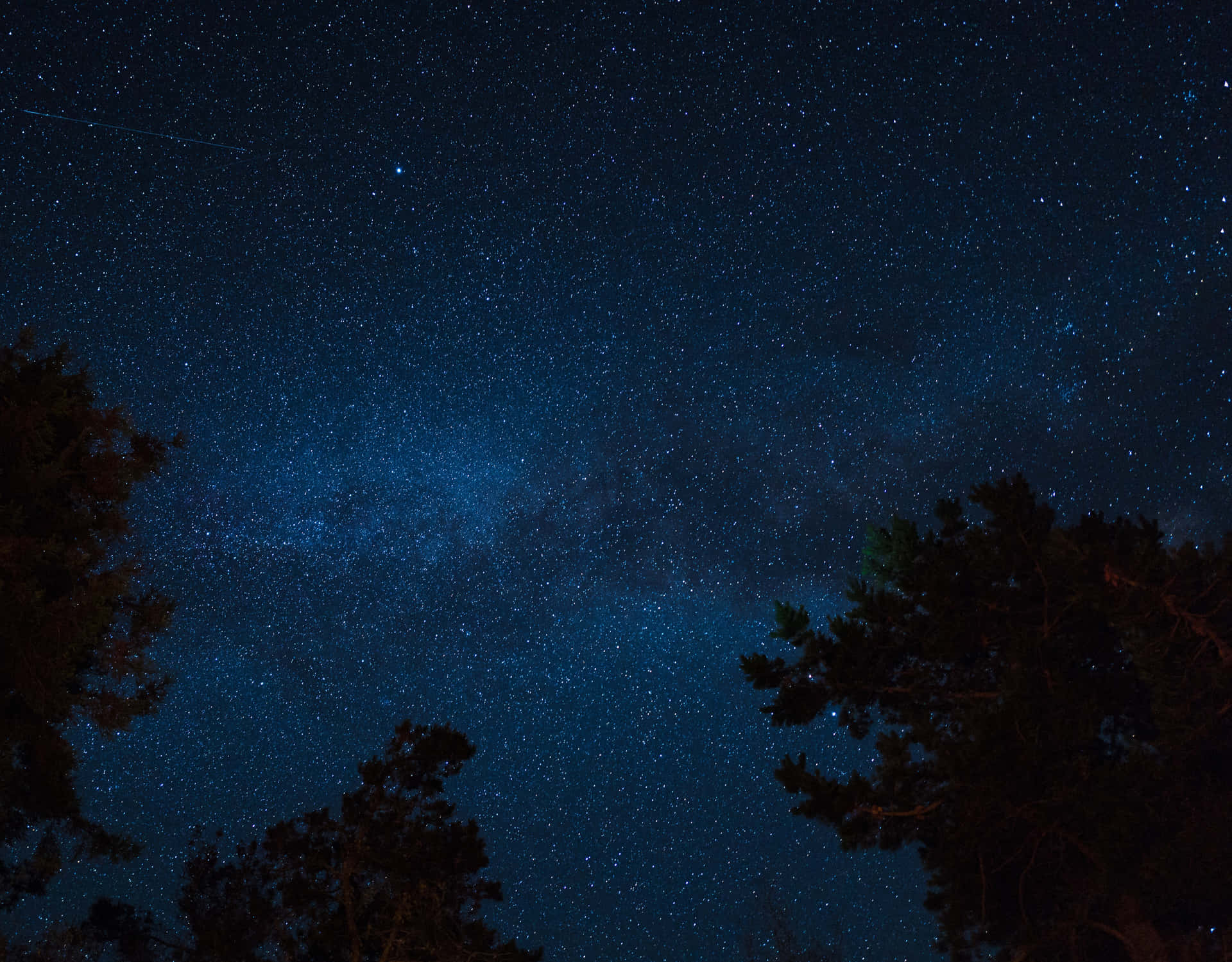 Nyd skønheden af den nattelige himmel med dens planeter, stjerner og galakser. Wallpaper