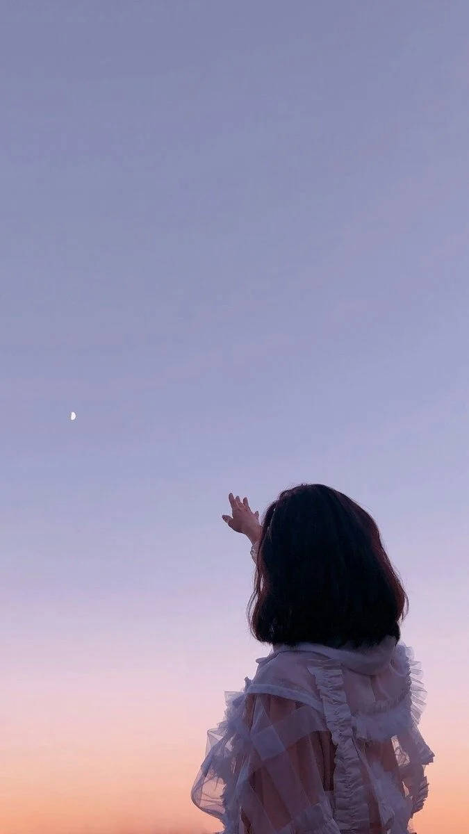 Aesthetic Phone Girl With Clear Sky Wallpaper