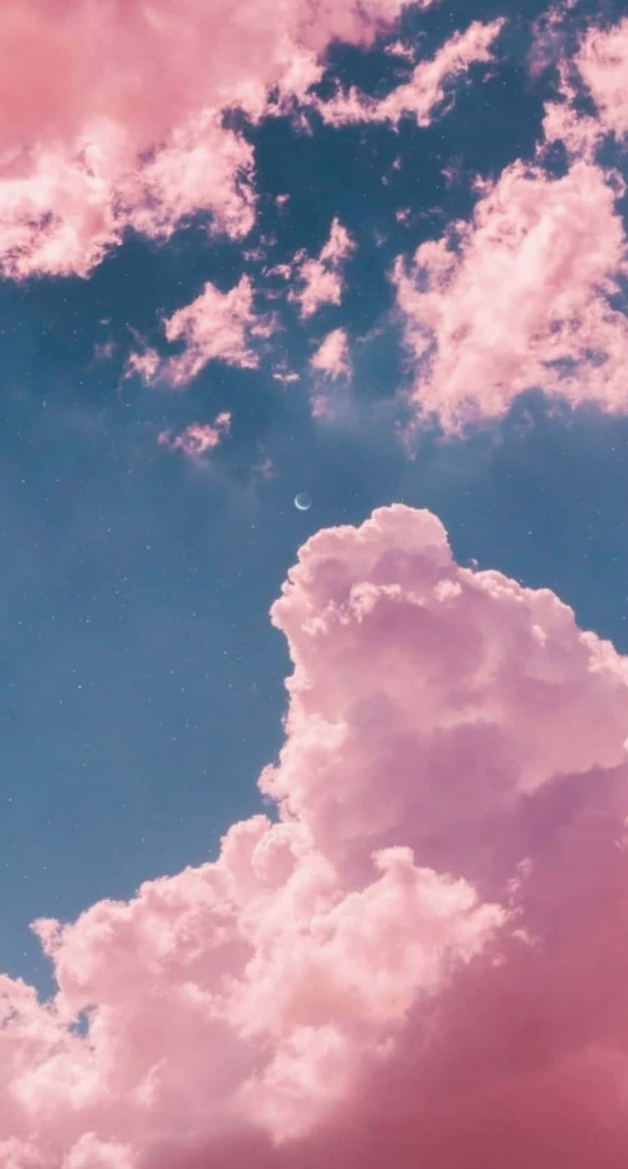 Lyserødeskyer På Himlen Med En Måne.