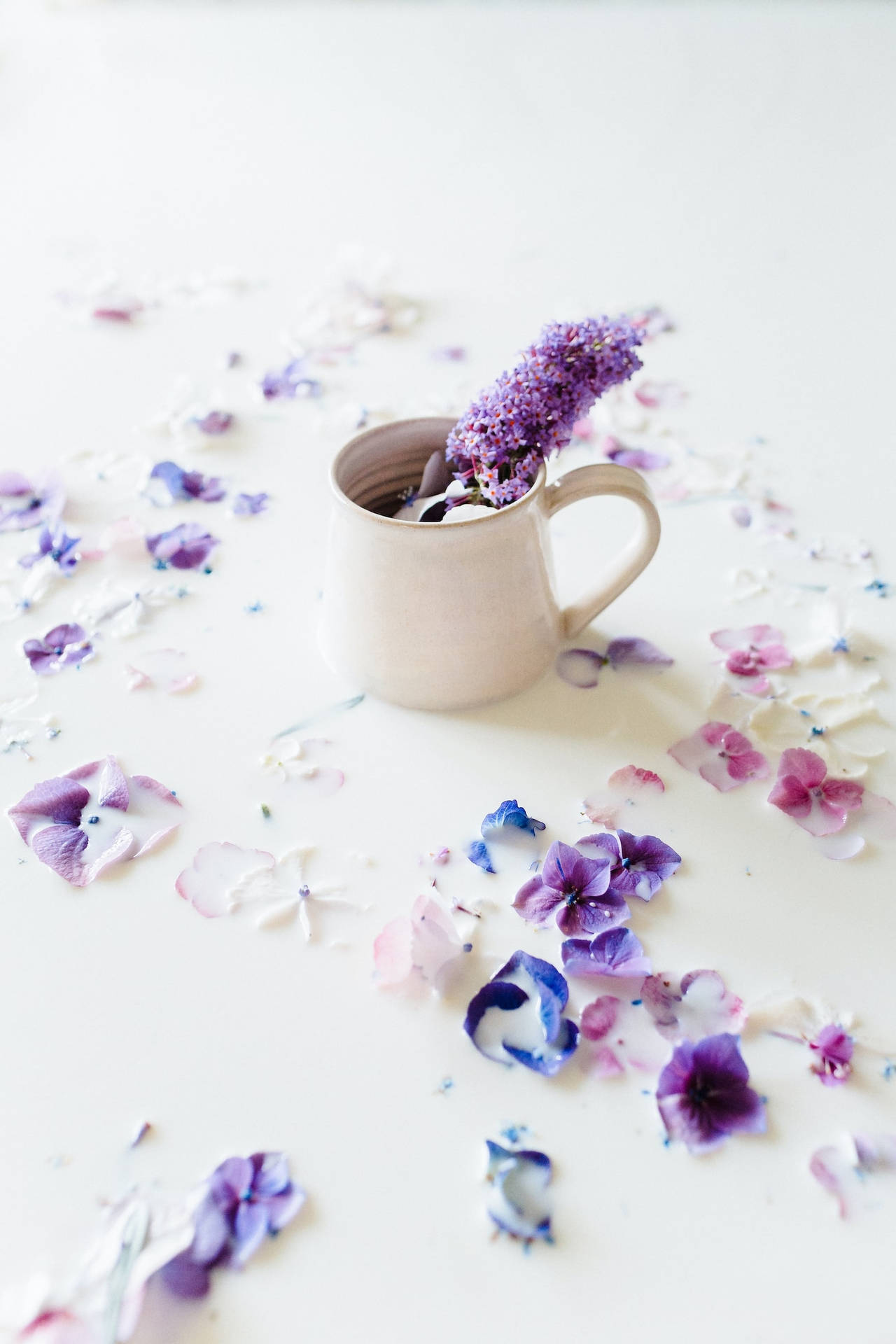 Aesthetic Purple Flowers Inside White Ceramic Mug Wallpaper