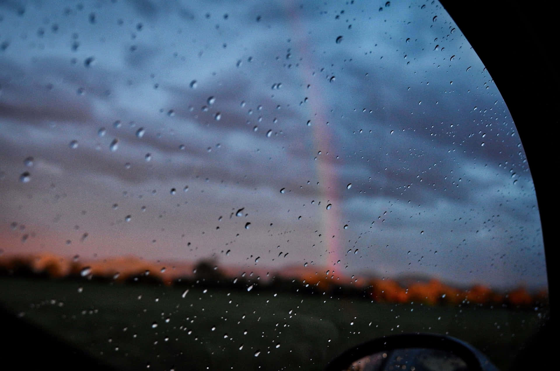 Эстетика дождя в машине