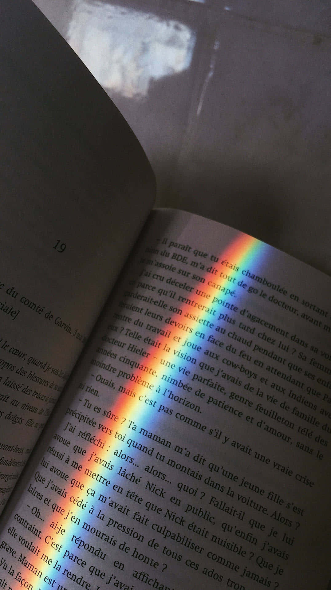 Einbuch Mit Einem Regenbogen In Der Mitte. Wallpaper