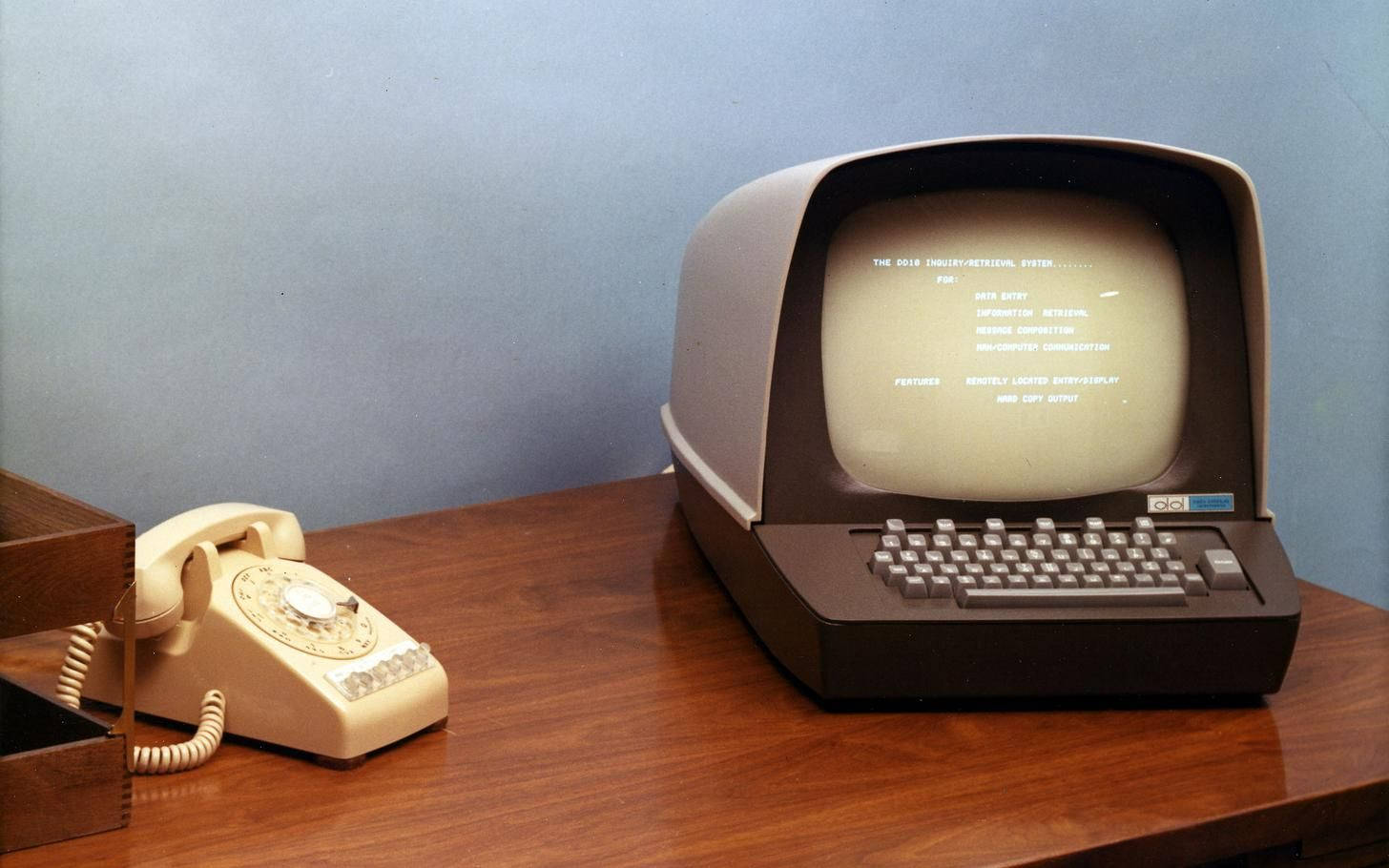 Aesthetic Retro Vintage Computer And Telephone Wallpaper