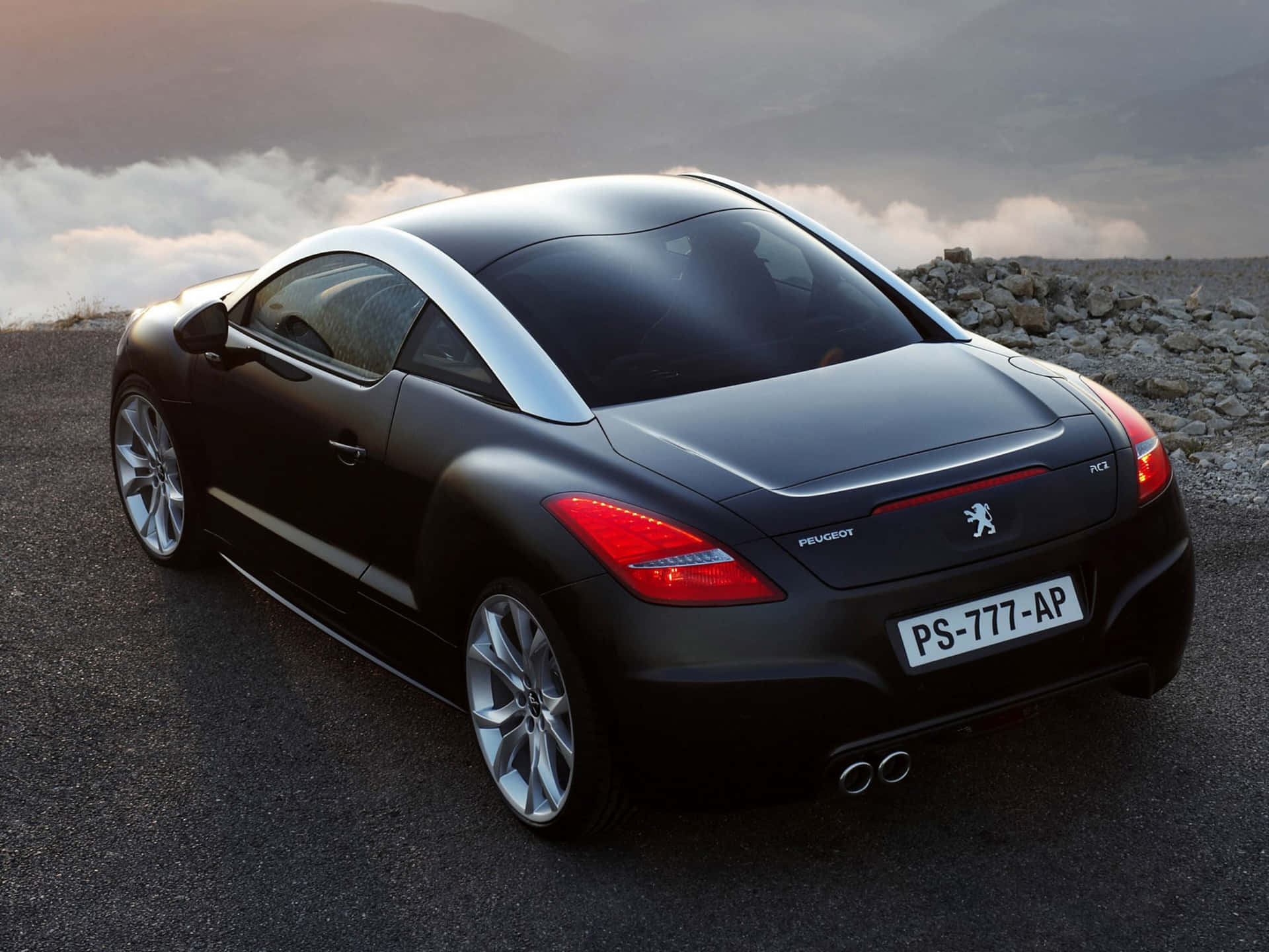 Gambar Estetis Dari Peugeot Rcz Hitam Di Bawah Lampu Kota Wallpaper