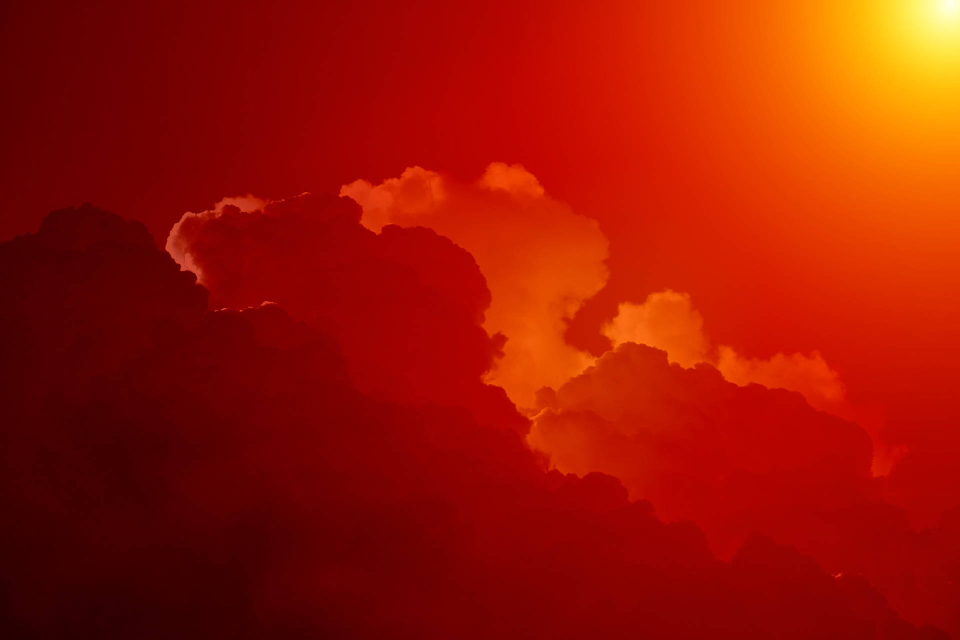 Aesthetic Sky Of Red With Clouds Wallpaper