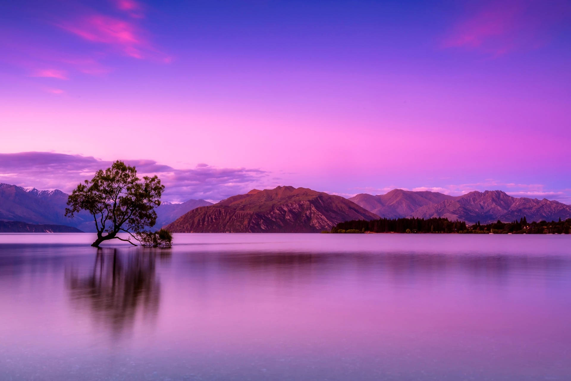 Aesthetic Sky Of Violet Over Mountains Wallpaper