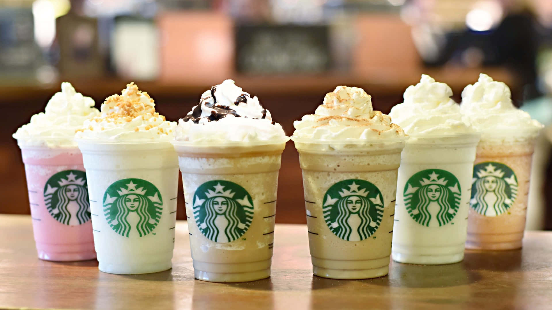 Entspannenund Erholen Sie Sich Bei Einem Cappuccino Im Ästhetischen Starbucks. Wallpaper