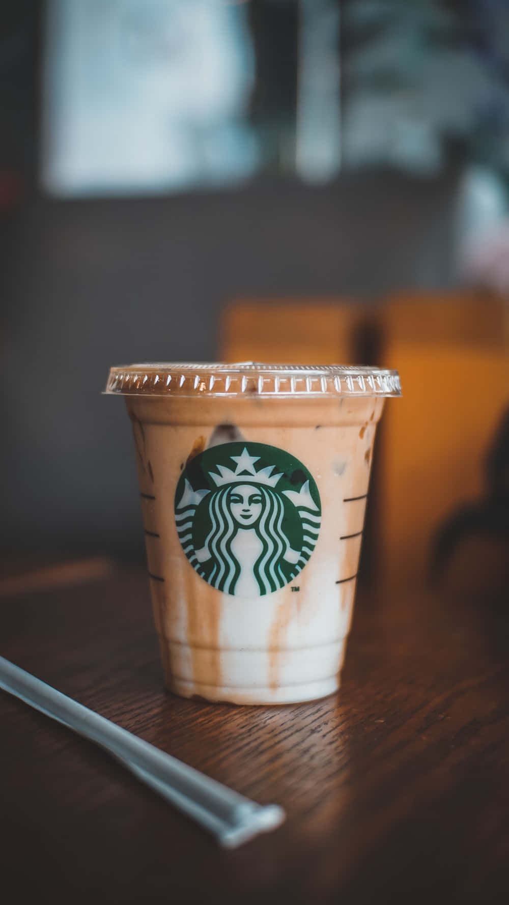 Disfrutandode Una Taza Caliente Y Acogedora De Café De Starbucks En Este Fresco Y Soleado Día De Verano. Fondo de pantalla
