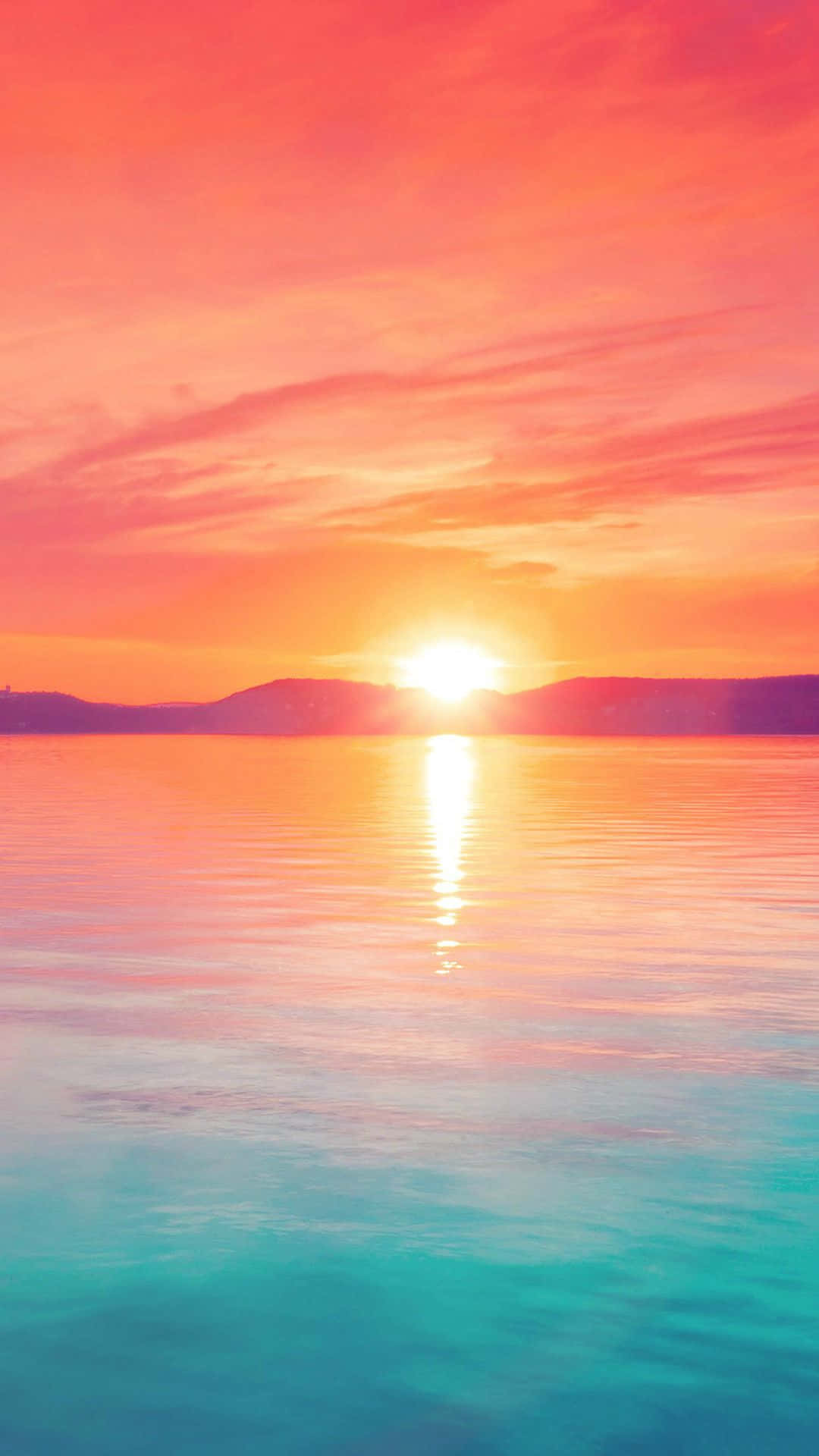 Æstetisk solnedgang iphone med solens reflektion på blåt hav. Wallpaper