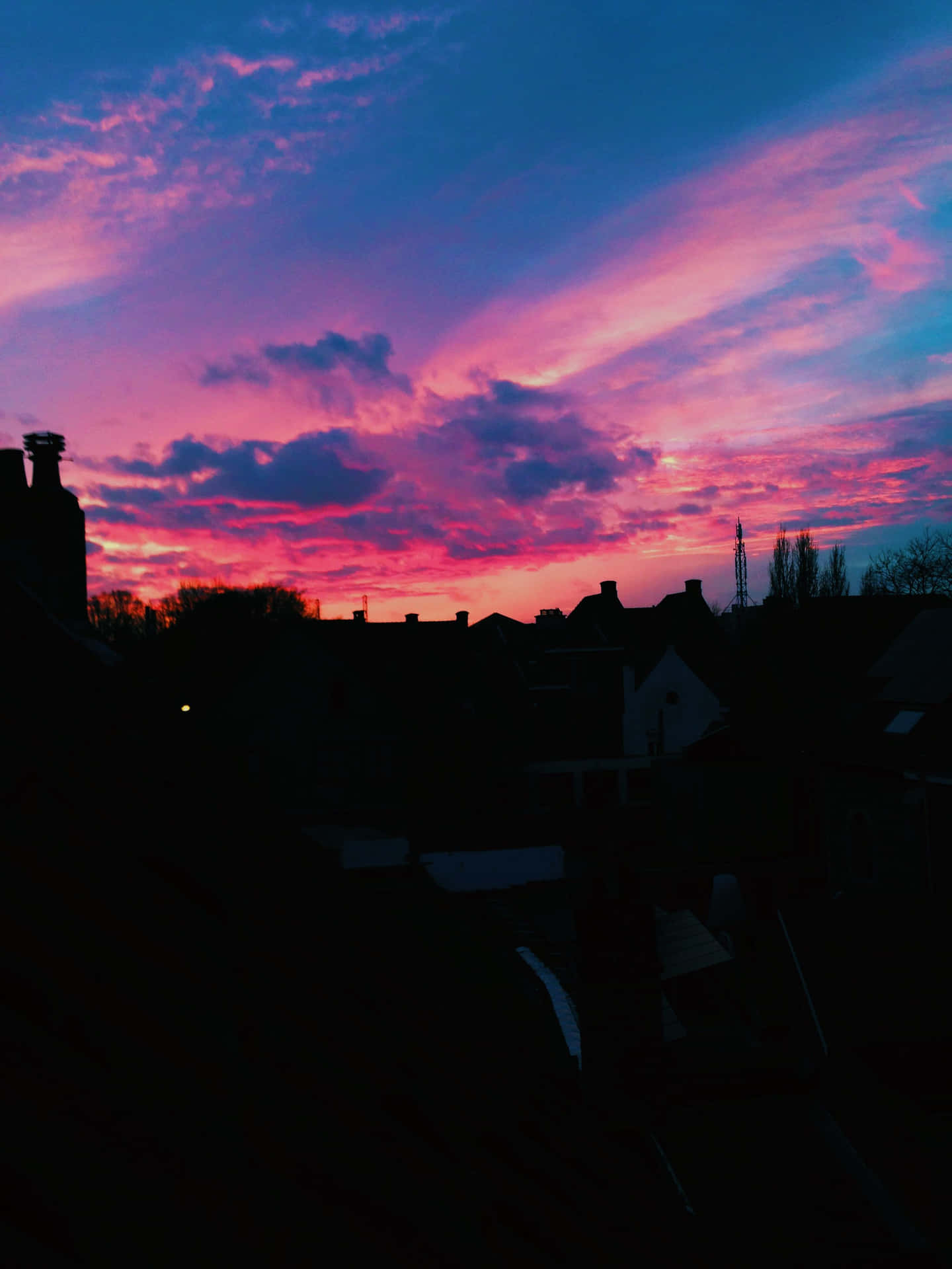 Genießensie Die Schönheit Eines Atemberaubenden Sonnenuntergangs Auf Ihrem Iphone. Wallpaper
