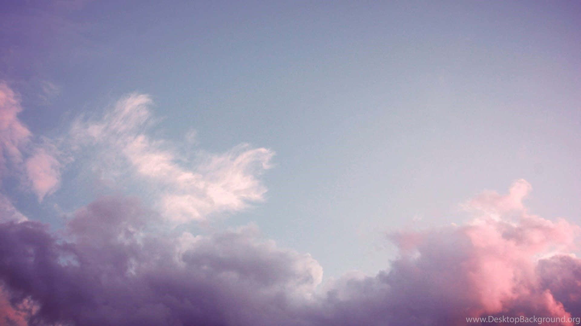 Einpinker Und Lila Himmel Mit Wolken. Wallpaper