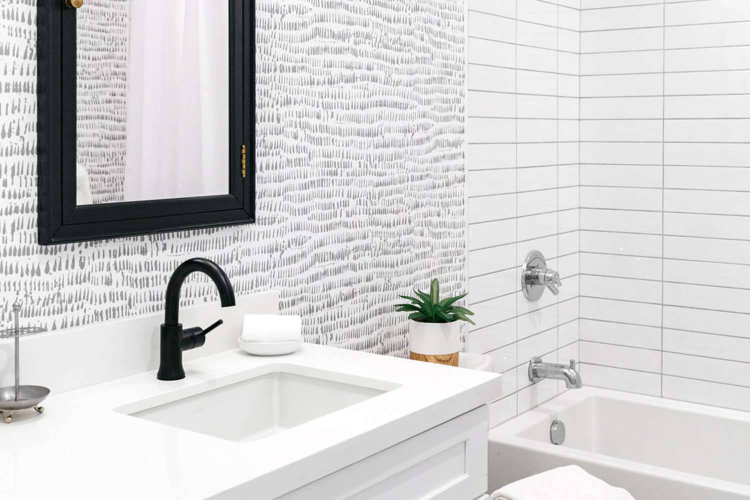 Ästhetischesweißes Badezimmer Mit Minimalistischem Spiegel Wallpaper