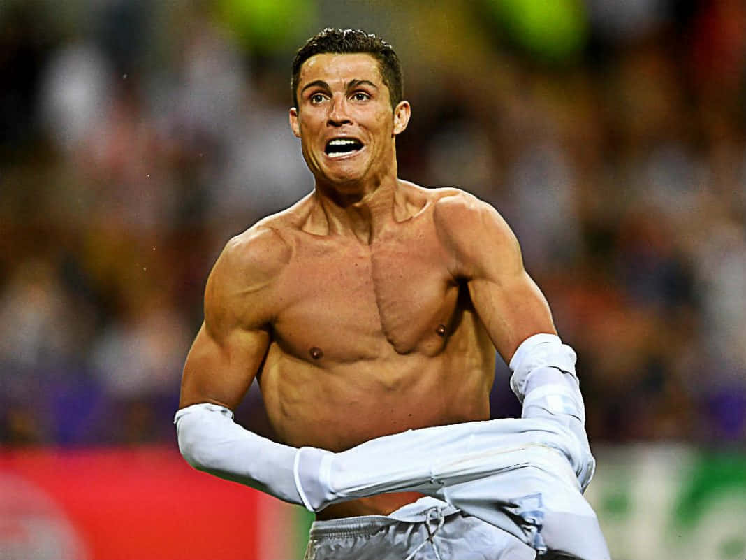 Affascinantemomento Di Cristiano Ronaldo Che Festeggia Un Gol Sul Campo.