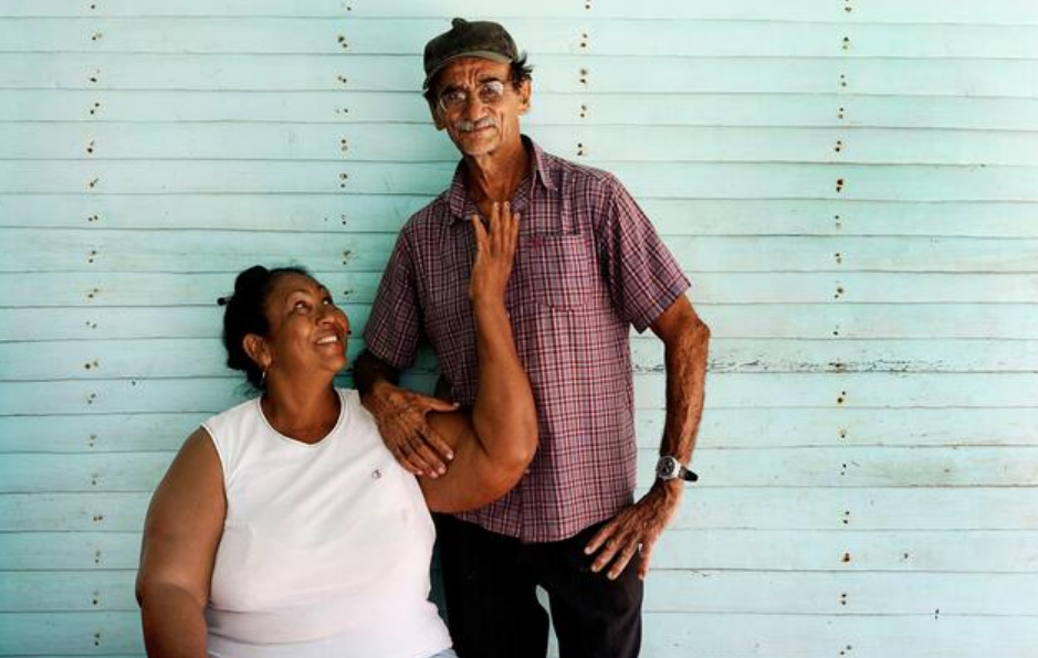 Affectionate Elderly Couple In Cuba Wallpaper