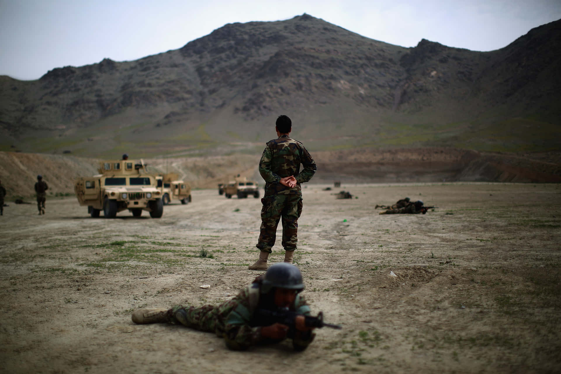 Soldadosafganos En Una Zona Desértica