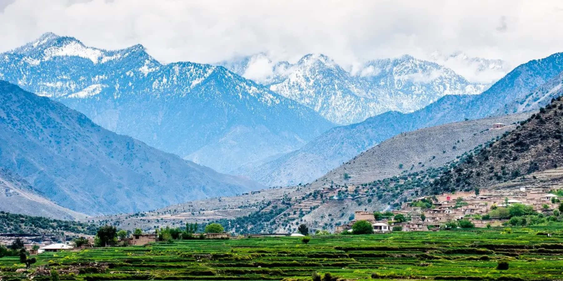Unriflesso Riflessivo Del Paesaggio Montuoso Dell'afghanistan