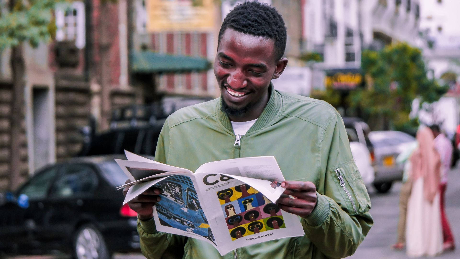 Einafrikanischer Mann Liest Glücklich Wallpaper