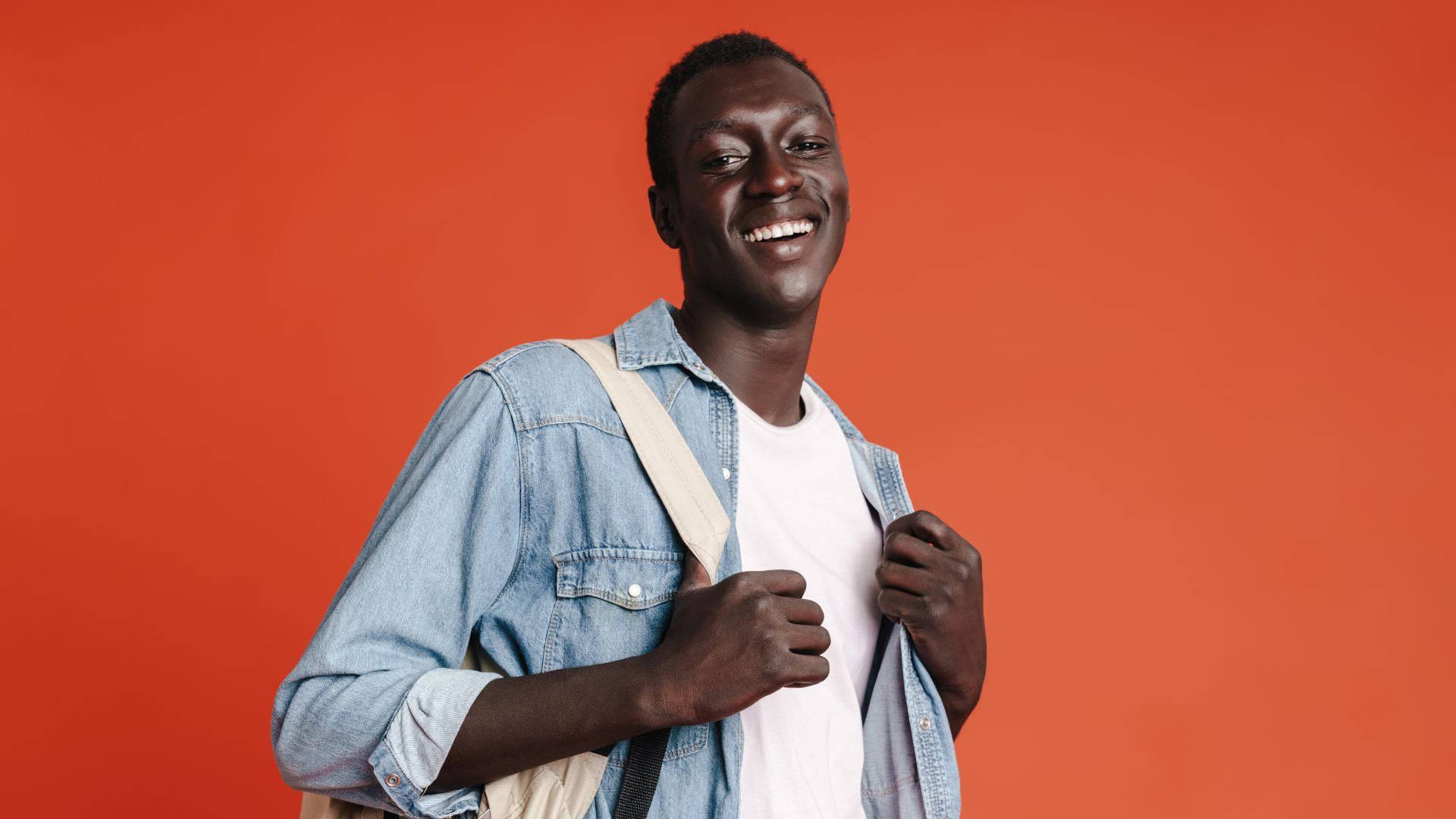 Hombreafricano Estudiante Joven Con Vestimenta Fondo de pantalla