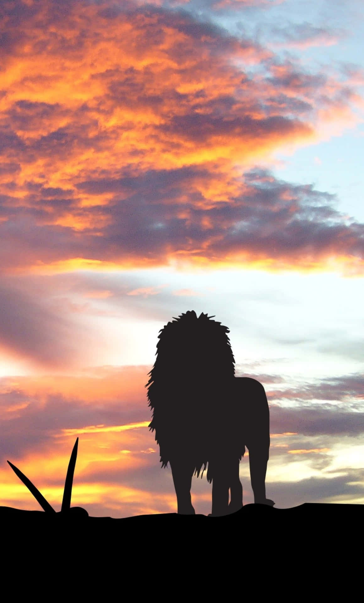En løve står på en bakke med åben mund Wallpaper