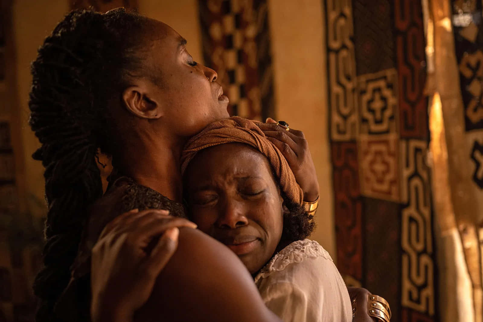 African Queens Mother And Daughter Hug Picture