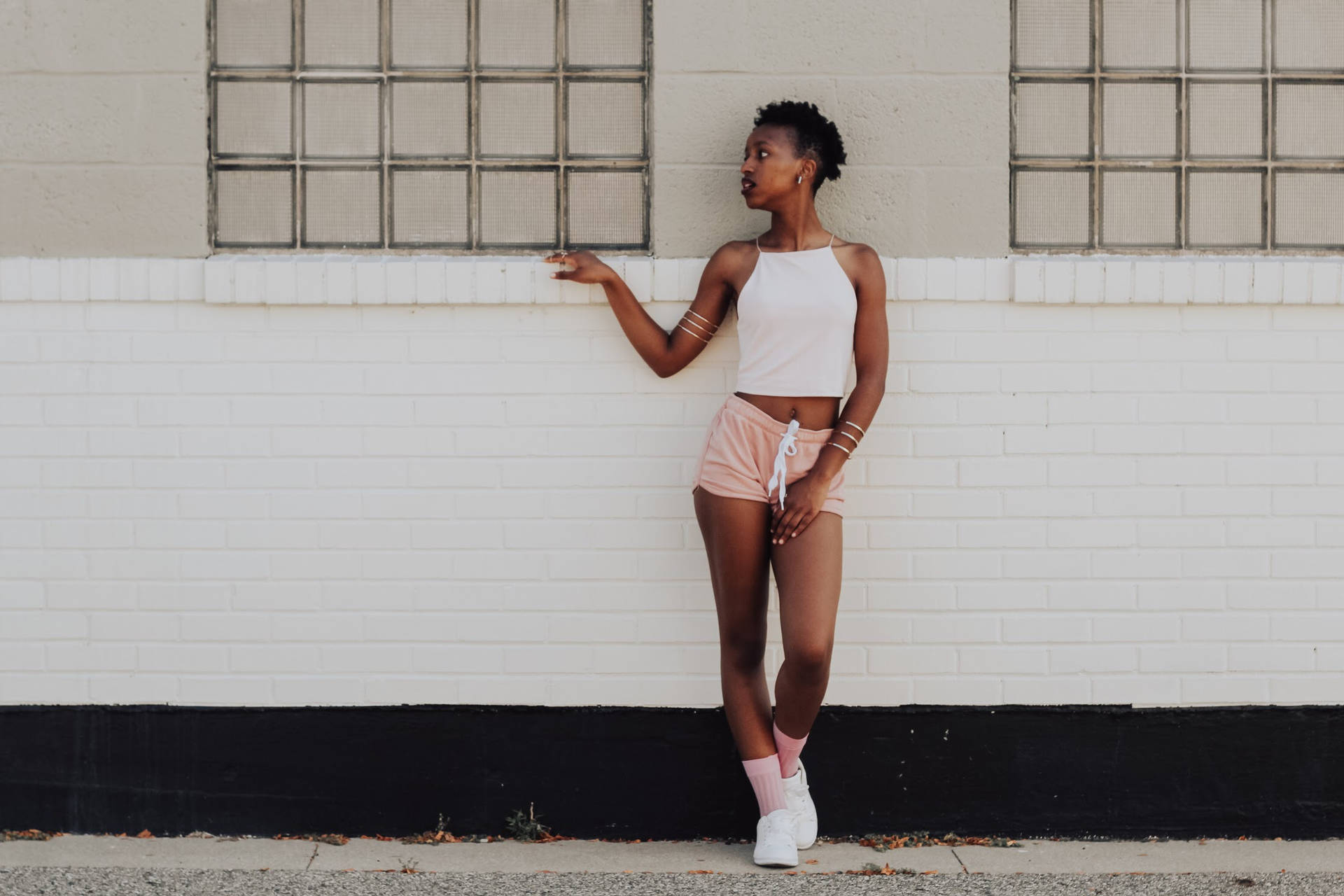 Afrikansk teenagepige iført shorts Wallpaper