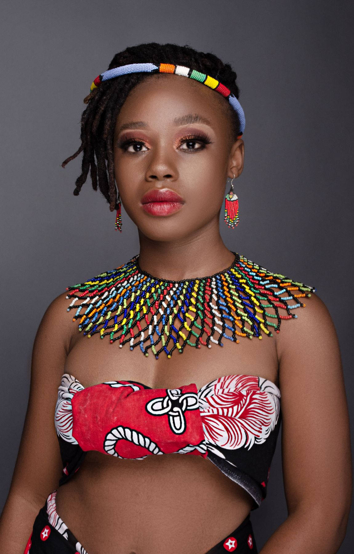 Afrikanischefrau Mit Einer Ethnischen Halskette Wallpaper