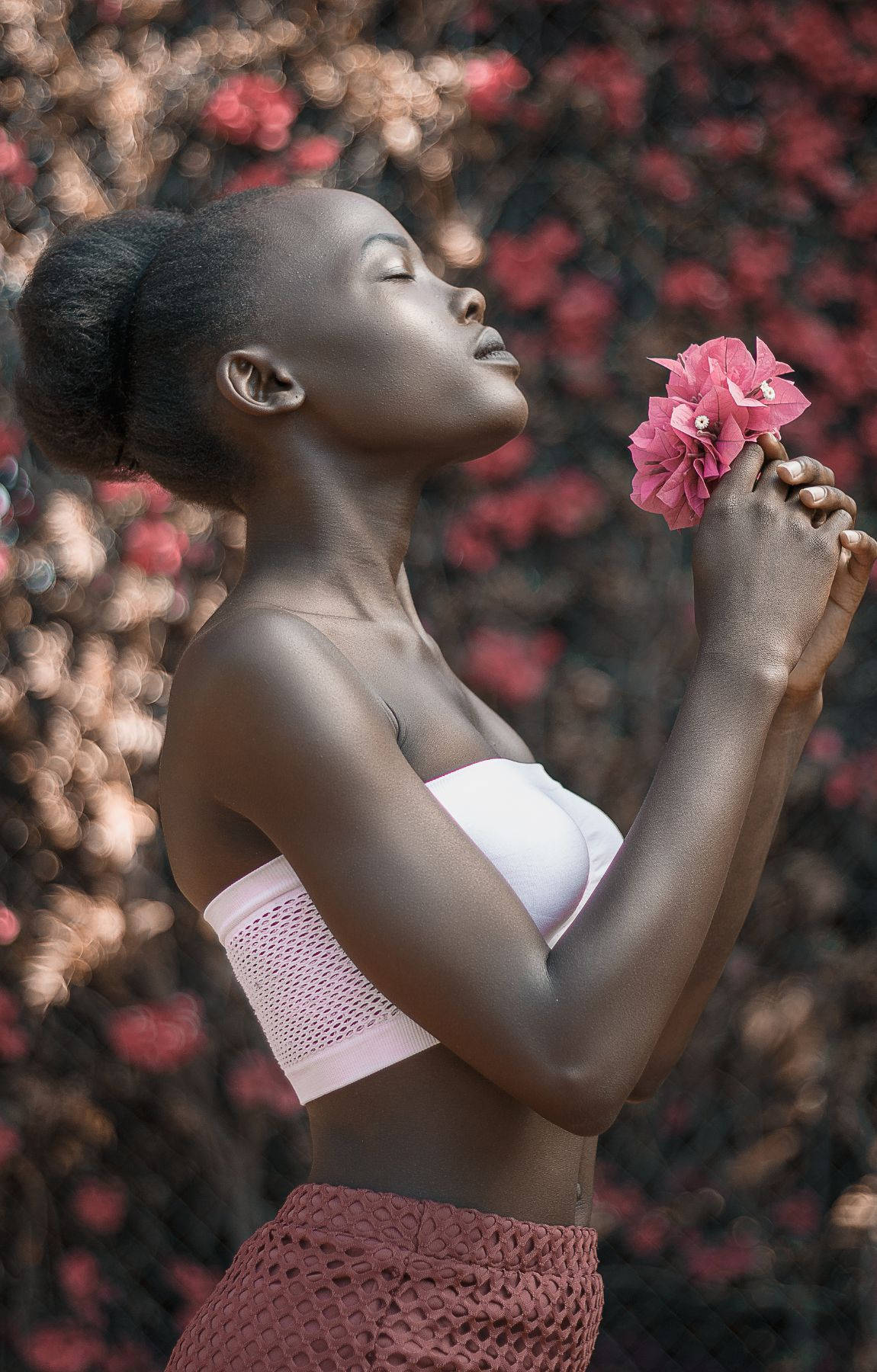Afrikanischefrau Hält Eine Rosa Blume. Wallpaper