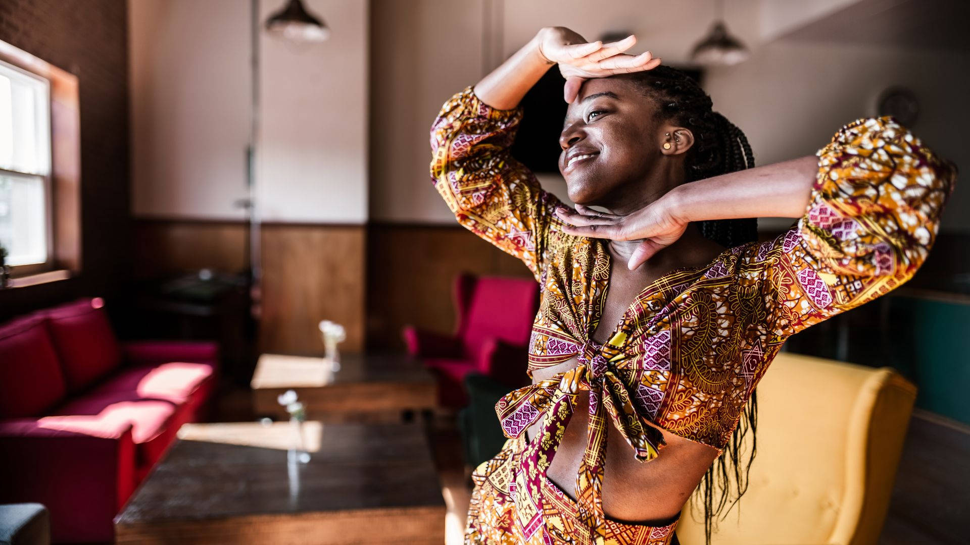Mujerafricana Con Una Expresión De Alegría Fondo de pantalla