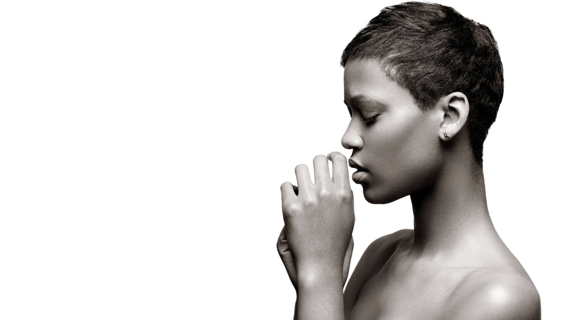 Donnaafricana Che Prega Silenziosamente Sfondo