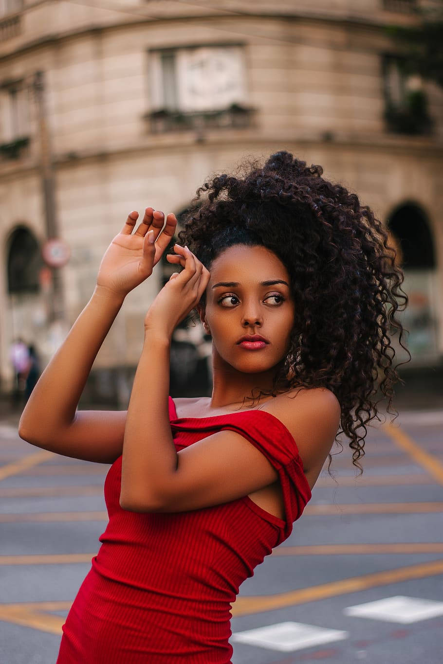 Afrohaarigesweibliches Model In Rotem Kleid Wallpaper